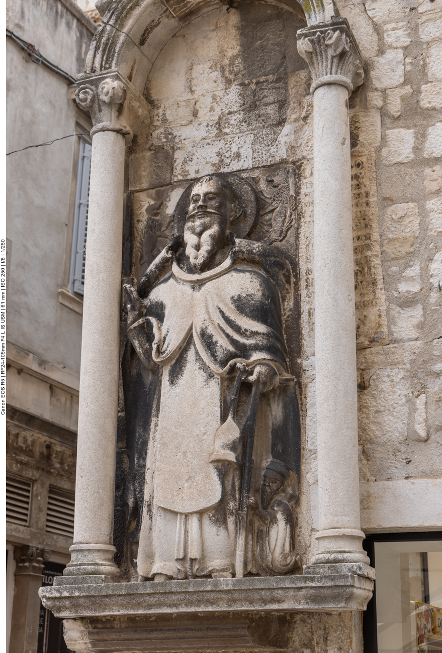 Relief an einer Straßenecke