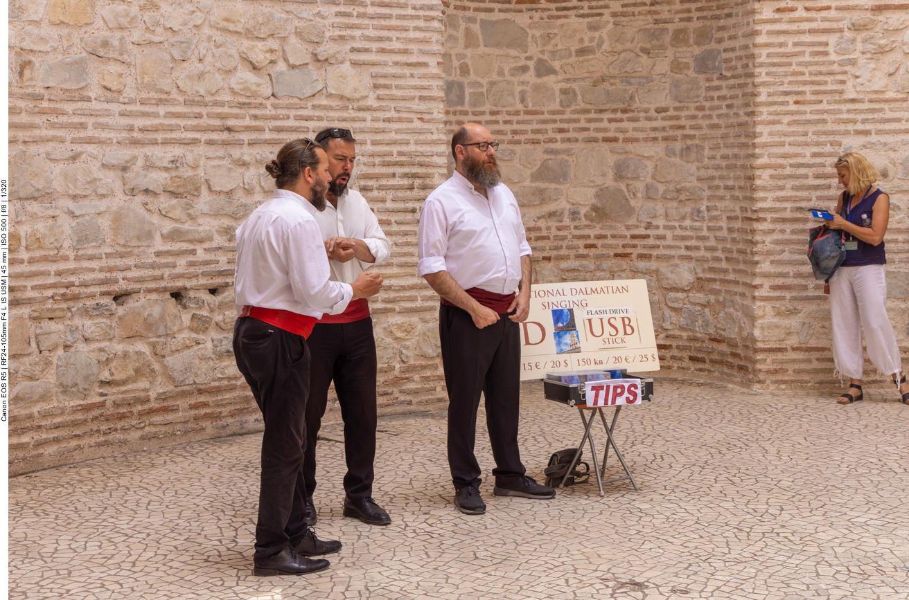 Im Vestibül treten oft Klapa-Sänger auf