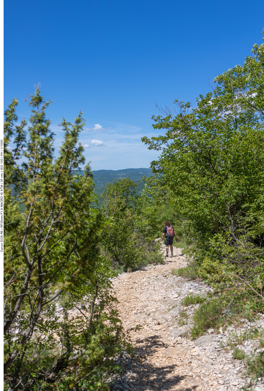 Auf losem Geröll geht es nun bergab