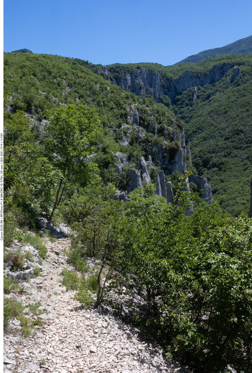 Der Weg in die Tiefe ist mit losen Steinen übersät