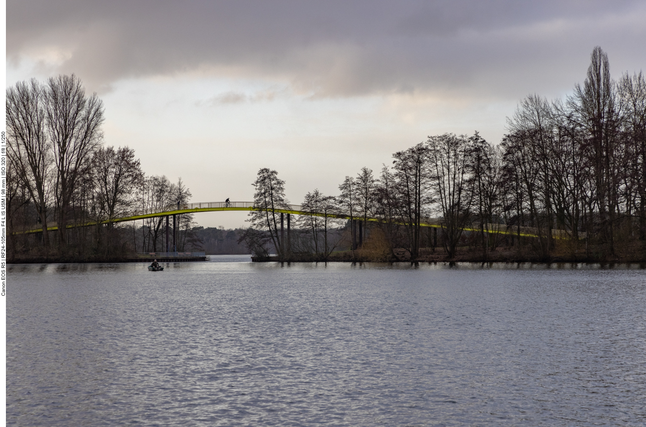 Die "Gelbe Brücke Wedau" führt über die Verbindung zwischen Wolfsee und Masurensee