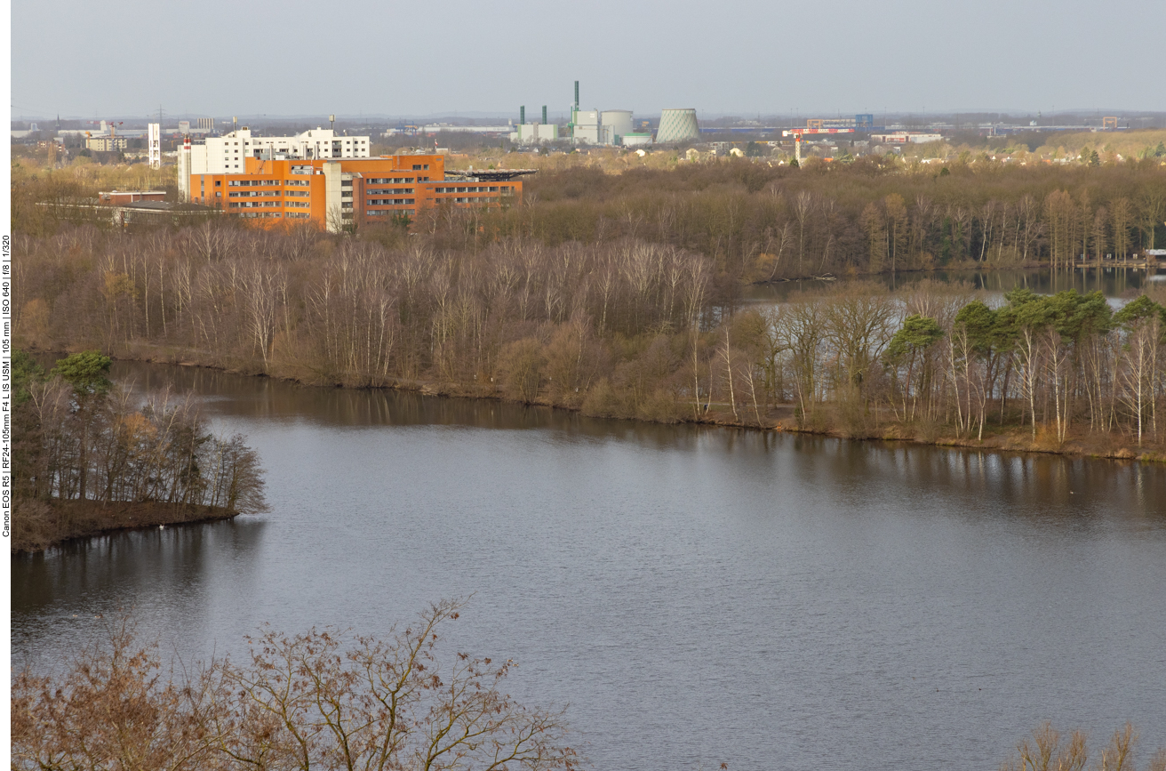 Blick vom Aussichtsturm auf Duisburger Industrieanlagen