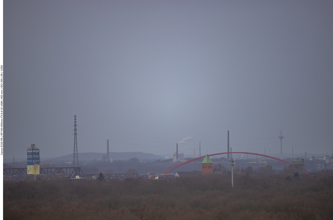 Natur und Industrie im Dunst