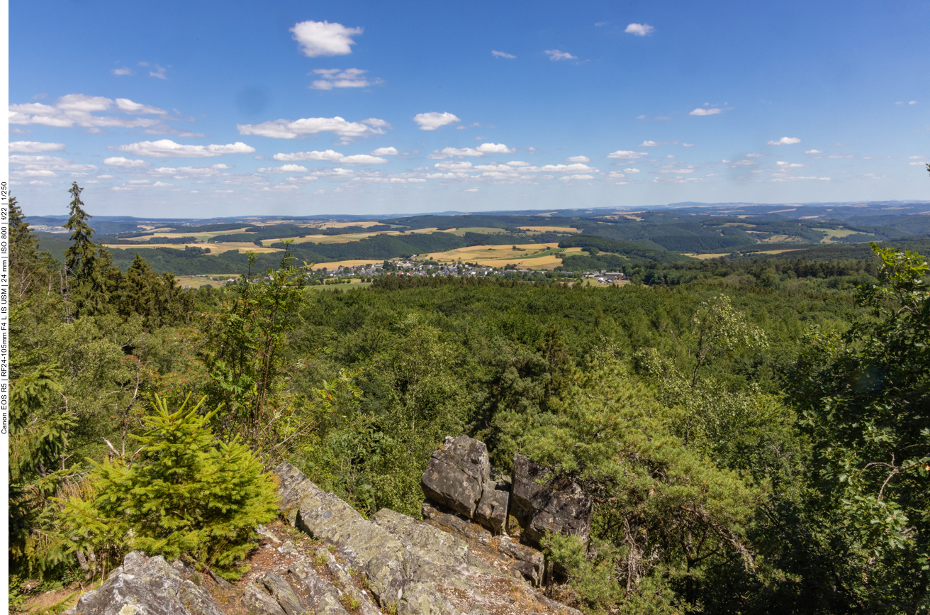 Blick von einem Felsvorsprung auf Mörschied