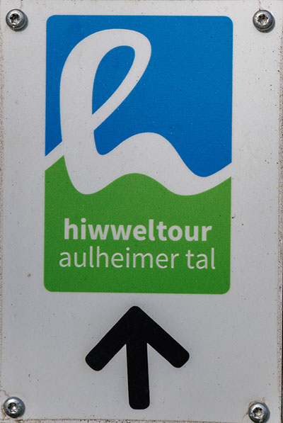 Kennzeichnung des Wanderwegs Hiwweltour "Durch das Aulheimer Tal"