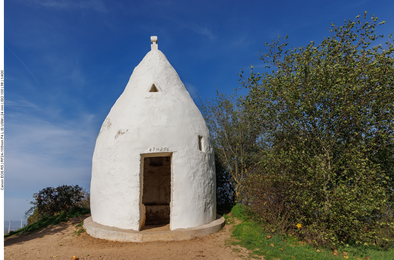 Einer der Trulli auf dem Wanderweg