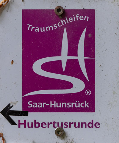 Kennzeichnung des Premiumwanderwegs "Hubertusrunde"