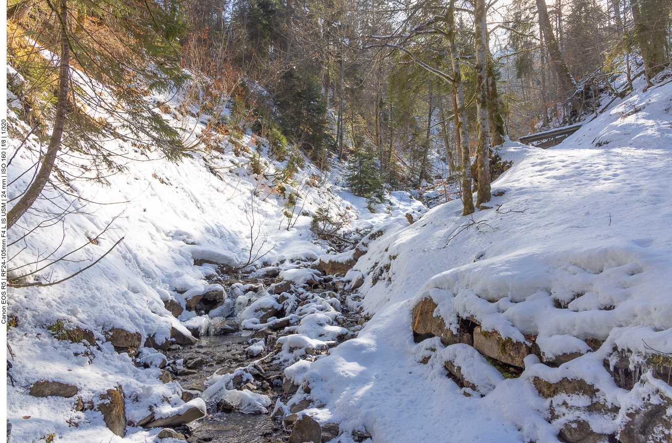 Der verschneite Bach weiter unten 