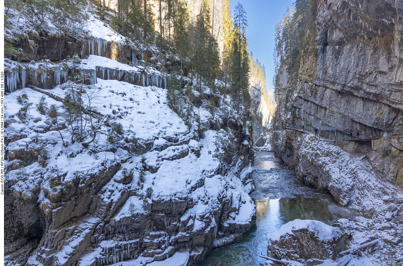 ... werden wir durch die Klamm geführt 