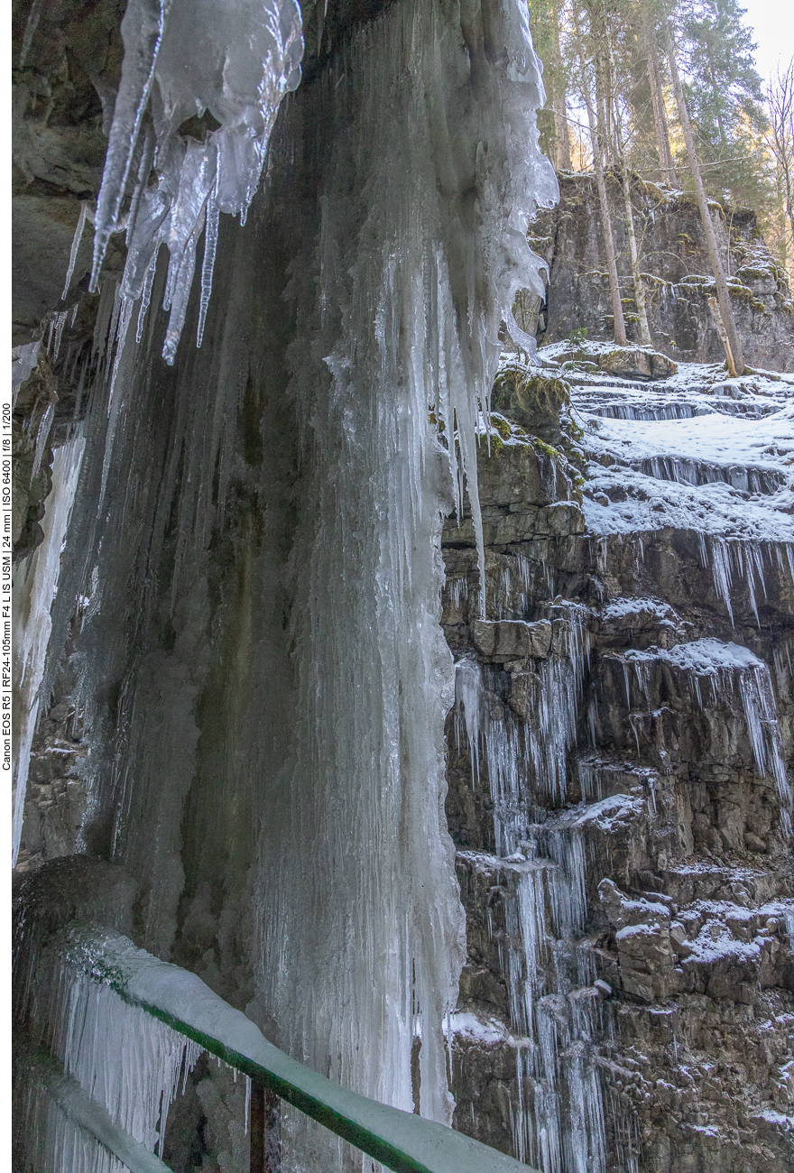 Gefrorener Wasserfall 