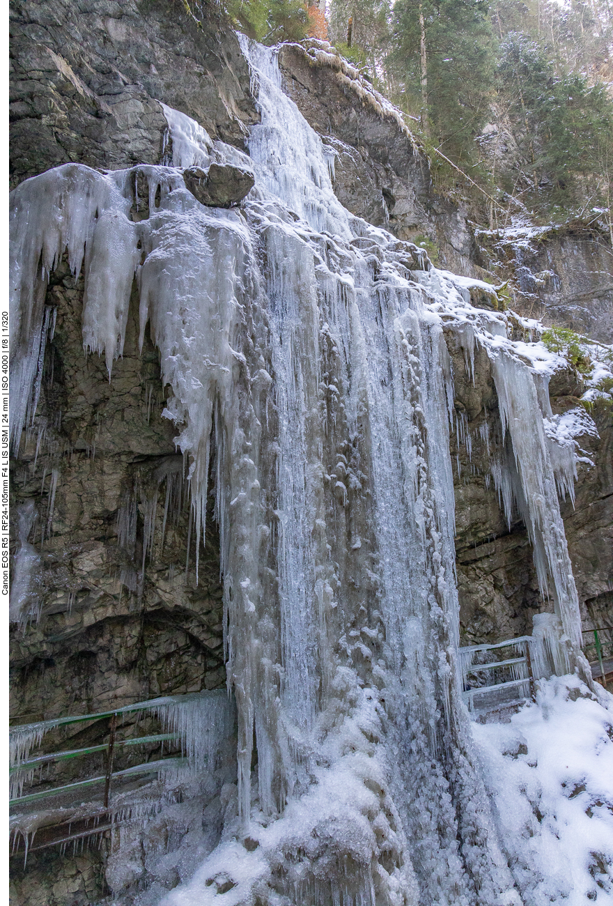 Gefrorener Wasserfall 