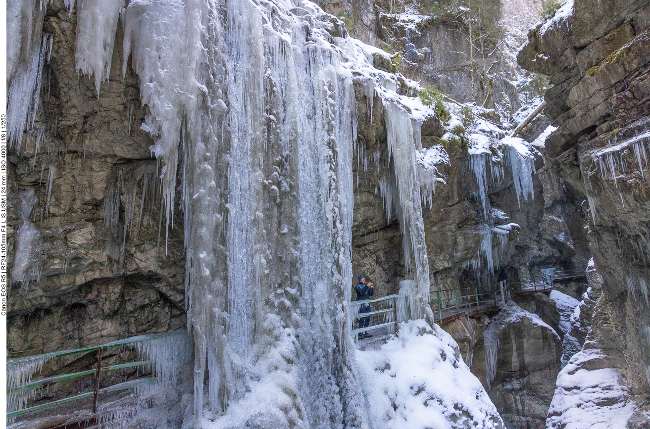 Gefrorener Wasserfall 