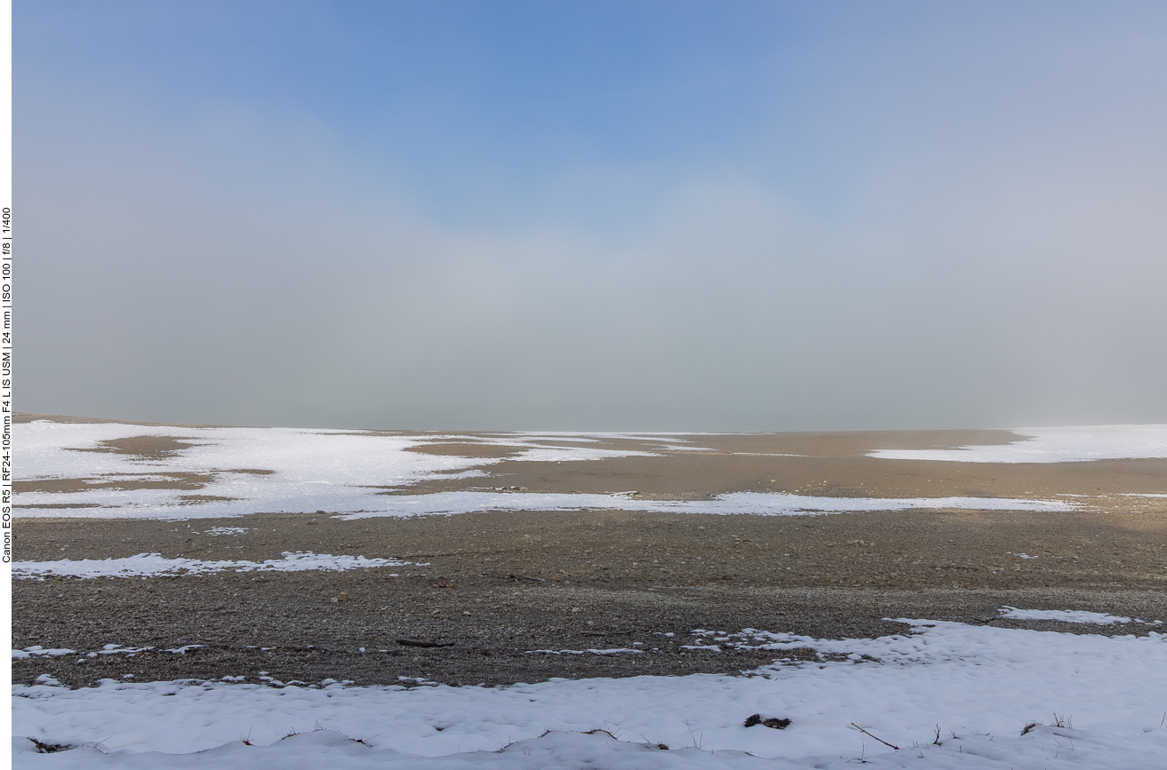 Der Forggensee ist zum Teil abgelassen und das restliche Wasser versteckt sich im Nebel 
