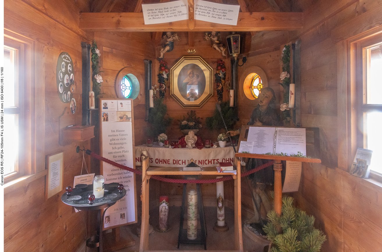 Das Innere duch ein Fenster fotografiert, weil ... 