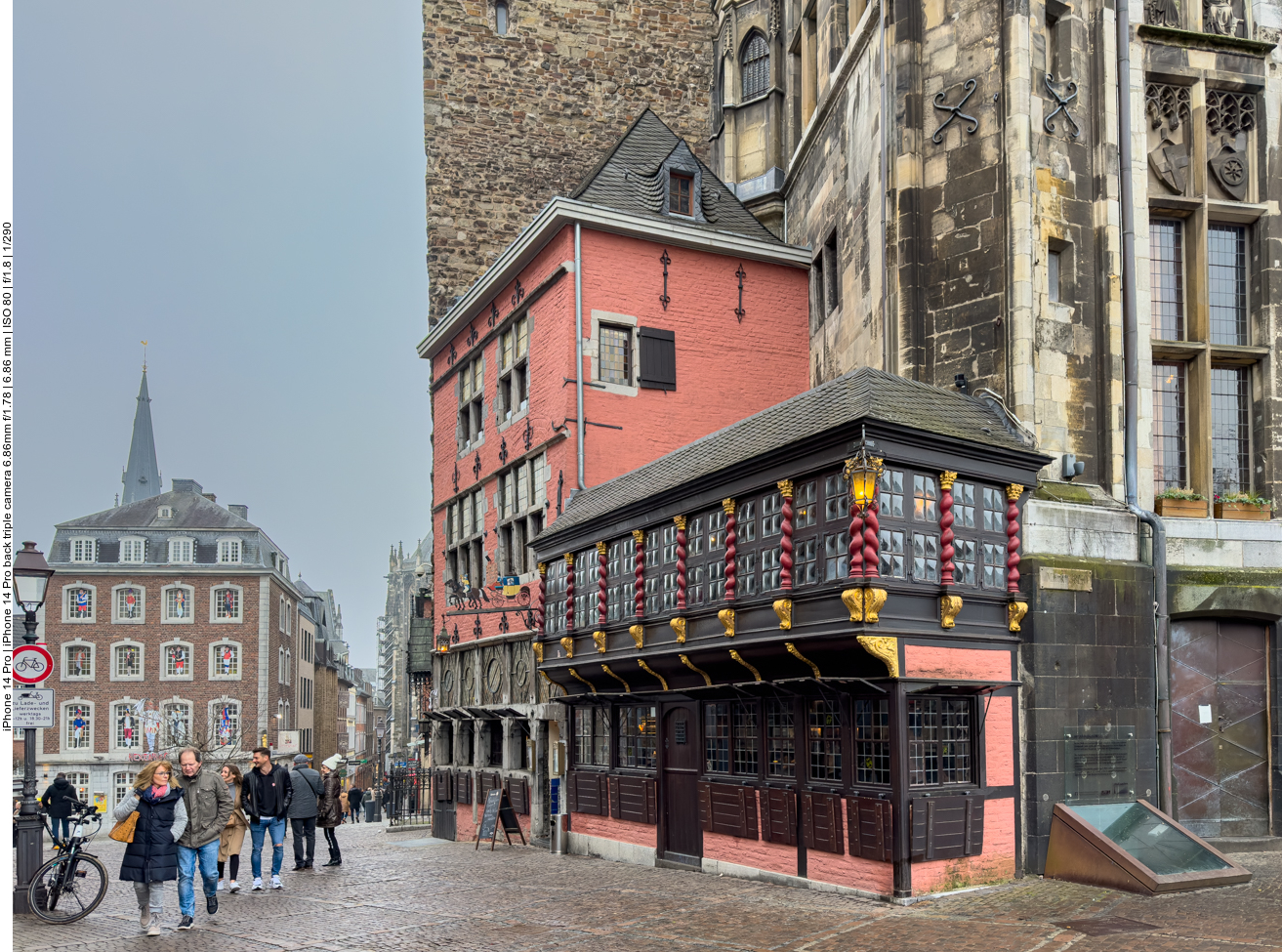 Schöne Fassade an einem Eck des Rathauses 