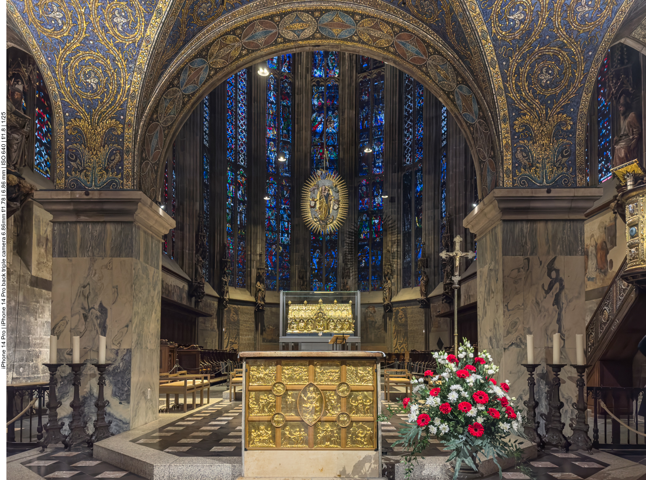 Der Karlsschrein (Bildmitte) in der Chorhalle des Aachener Doms