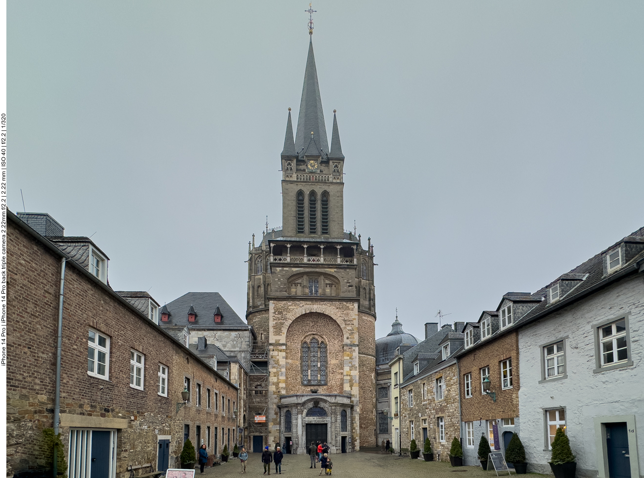Der Aachener Dom, auch Hoher Dom zu Aachen, Aachener Münster oder Aachener Marienkirche, ist die Bischofskirche des Bistums Aachen und das bedeutendste Wahrzeichen der Stadt Aachen. Der Dom besteht aus mehreren Teilbauten, deren jeweilige Entstehungszeiten die Epoche des Frühmittelalters bis hin zur späten Neuzeit umfassen. Das karolingische Oktogon, ehemals die Pfalzkapelle der Aachener Königspfalz, ist das bedeutendste architektonische Beispiel für die karolingische Renaissance. Karl der Große ließ den Zentralbau und den Westbau gegen Ende des achten Jahrhunderts als Kern seiner Pfalzanlage errichten. Die Grundsteinlegung erfolgte um 795, die Fertigstellung um 803. Die Kirchweihe wird für den 17. Juli 802 angenommen (nicht gesichert). Die Reliquienankunft fand in den beiden Jahren vorher statt. Die postulierte Weihe 805 durch Papst Leo III. entstammt einer Legende aus dem 14. Jahrhundert. Heute noch wird die Kirchweihe am 17. Juli, jedoch seit 1803 das Patronatsfest des Domes am 15. August zu Mariä Himmelfahrt gefeiert. Die karolingische Pfalzkirche ist umgeben von mehreren Anbauten aus späterer Zeit, darunter die gotische Chorhalle im Osten und der vielgestaltige Kapellenkranz.