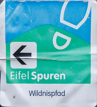 Kennzeichnung des Wildnispfads 