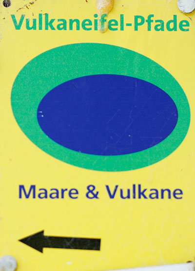 Kennzeichnung des Wanderwegs Maare und Vulkane