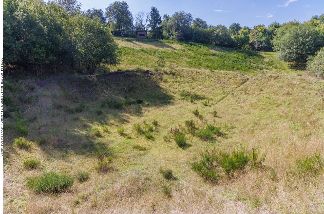 Wenn Wasser drin wäre, wäre es ein Maar ;-) 
