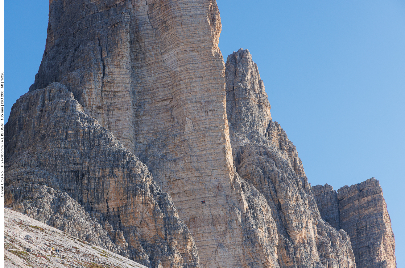 Bergsteiger in der Wand einer Zinne 