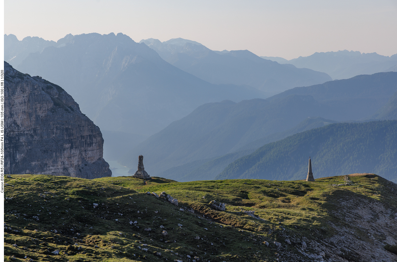 Gedenkstelen über dem Tal 
