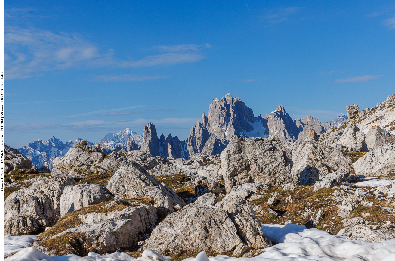 Umgebende Felsen, z. T. noch im Schnee 