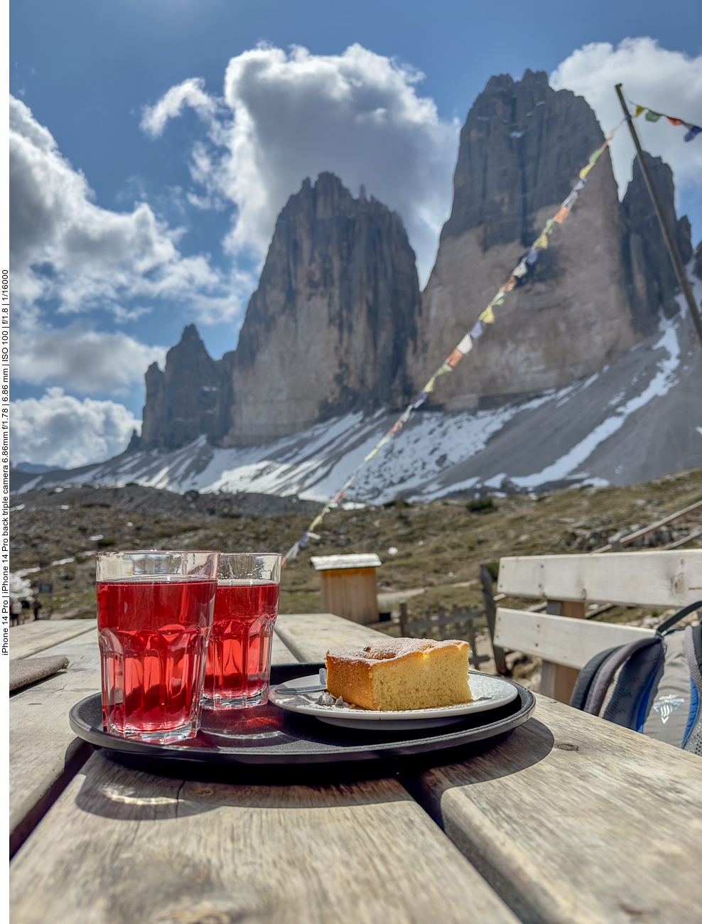 Drei Zinnen mit Kuchen und Himbeersirup 