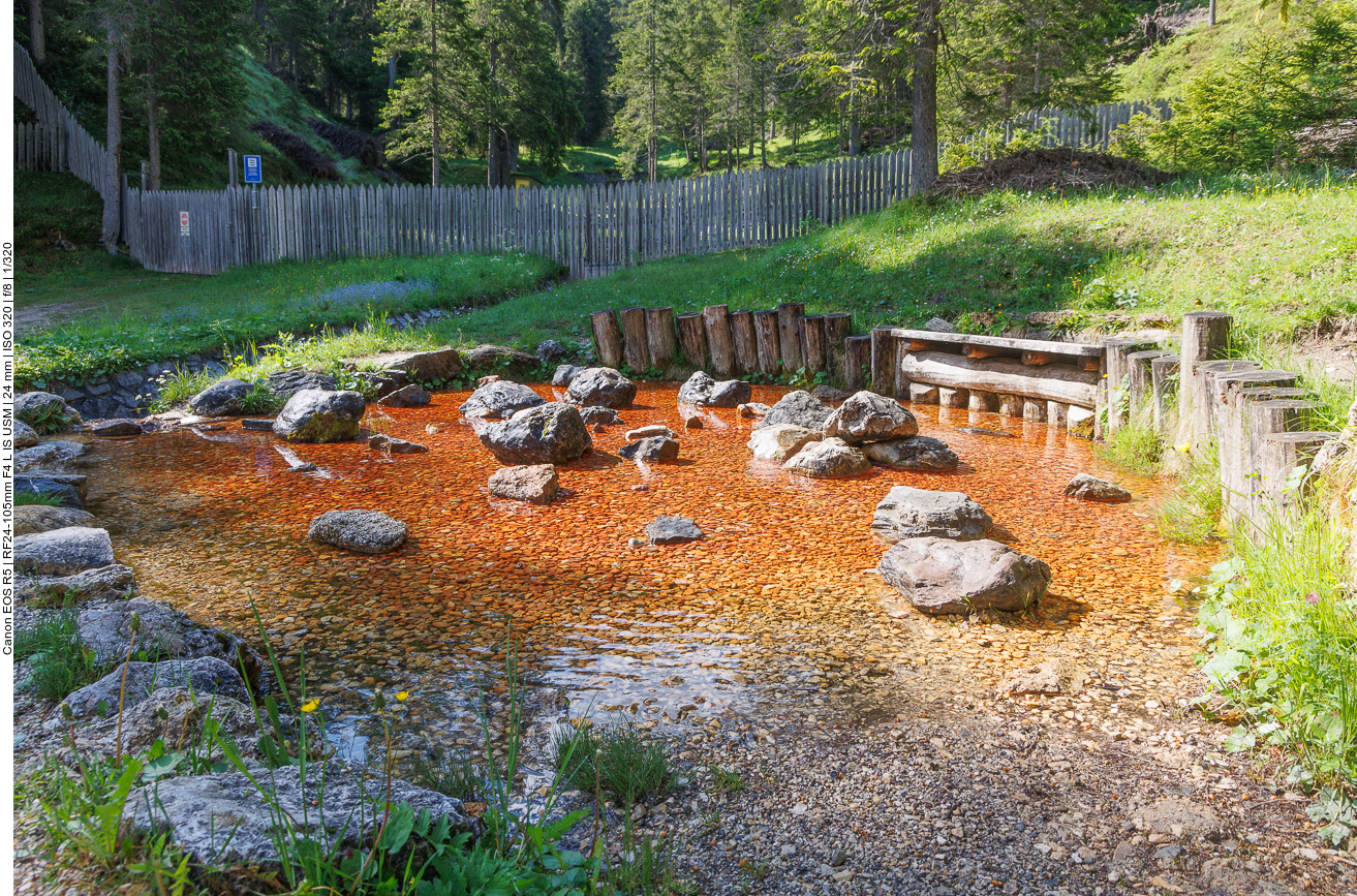 Hier sieht man, dass das Wasser eisenhaltig ist 