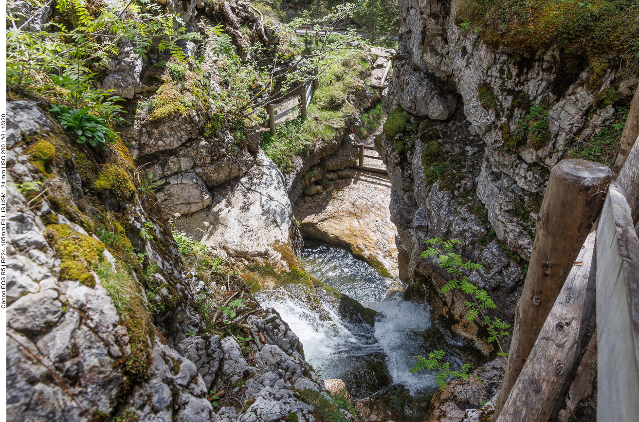 Enge Wege begleiten die Wasserfälle 