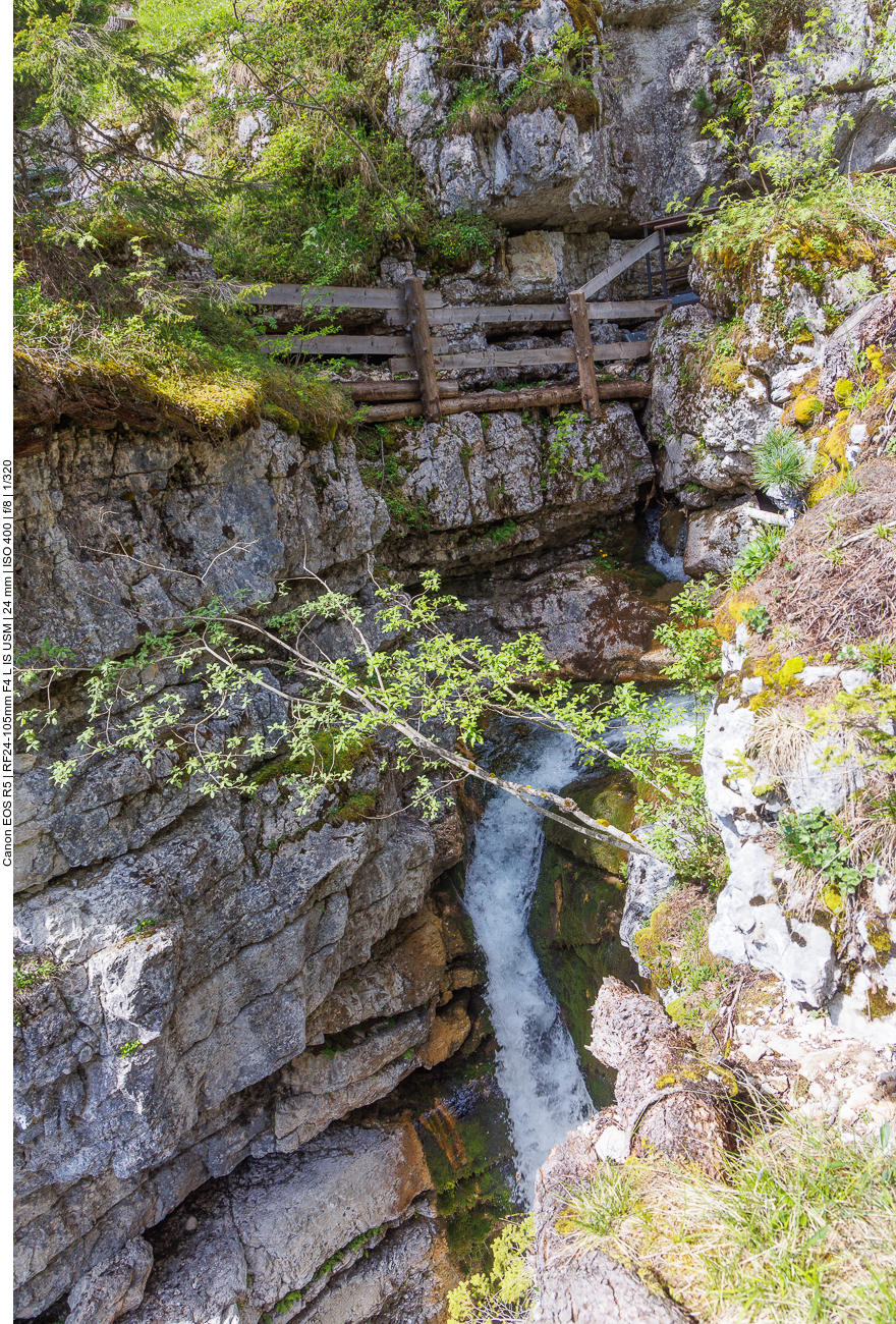... über und neben dem Wasserlauf