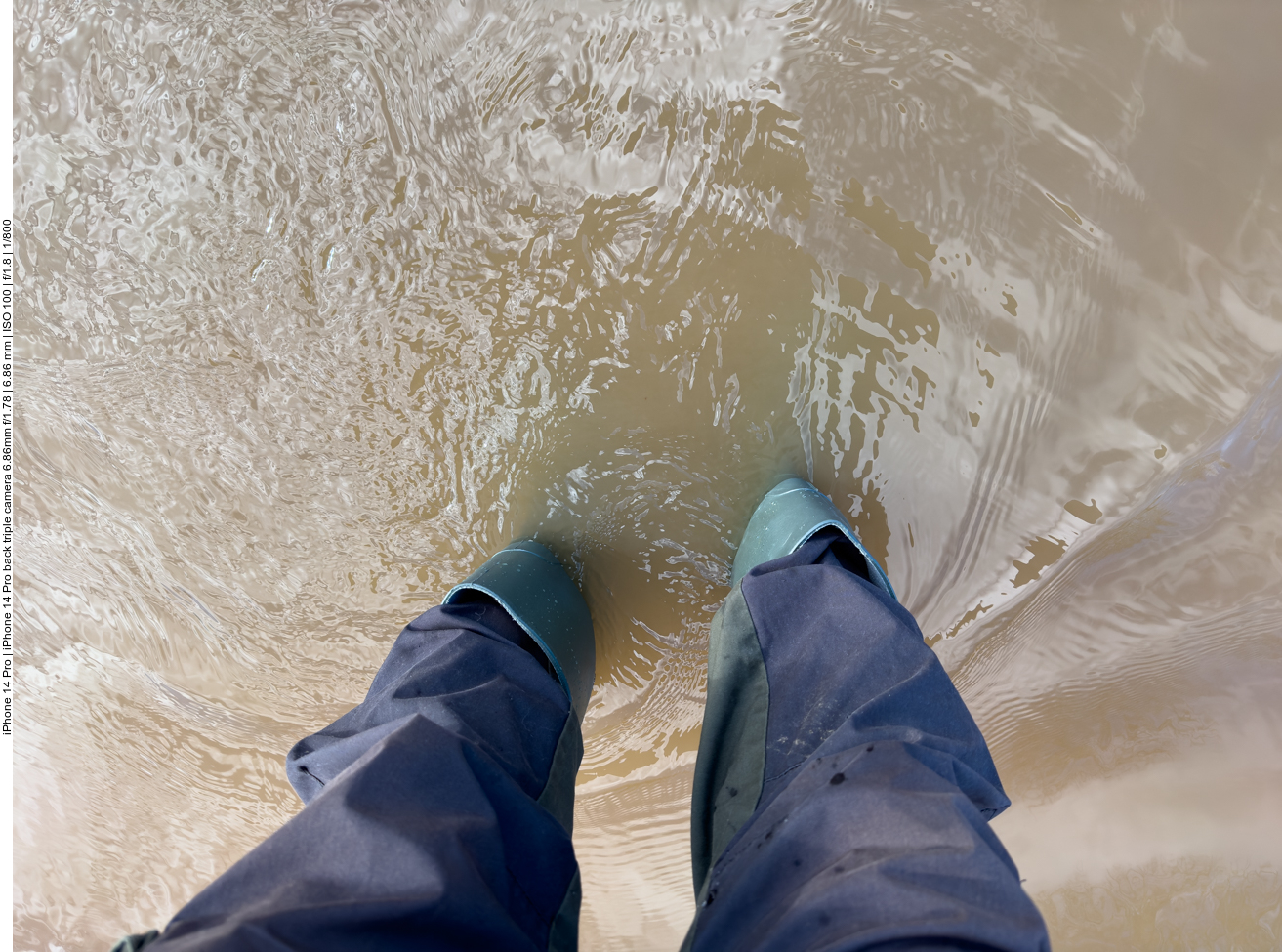 Aber meiner einer ist mit Gummistiefeln auf die Situation vorbereitet - zum Neide anderer Naturfreunde vor Ort ;-) 