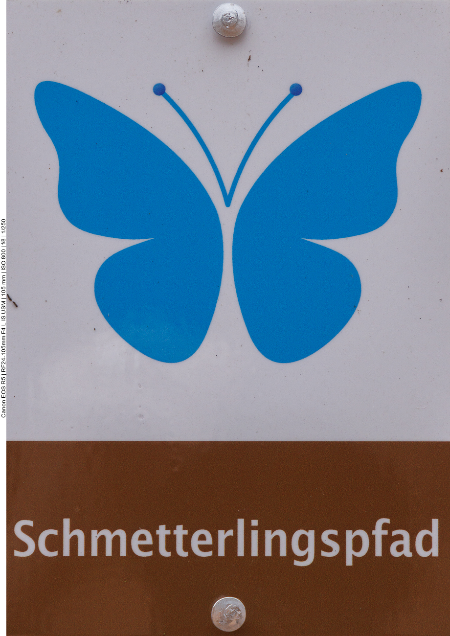 Kennzeichnung des Wanderwegs "Schmetterlingspfad" 