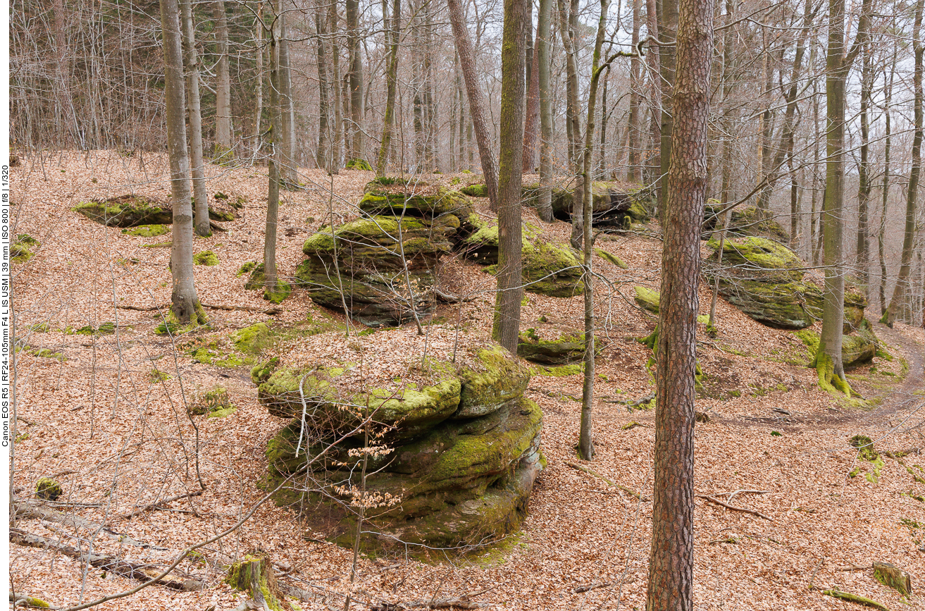 ... zwischen einigen Felsformationen hindurch 