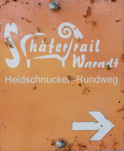 Kennzeichnung des Wanderwegs "Heidschnucken-Rundweg" 