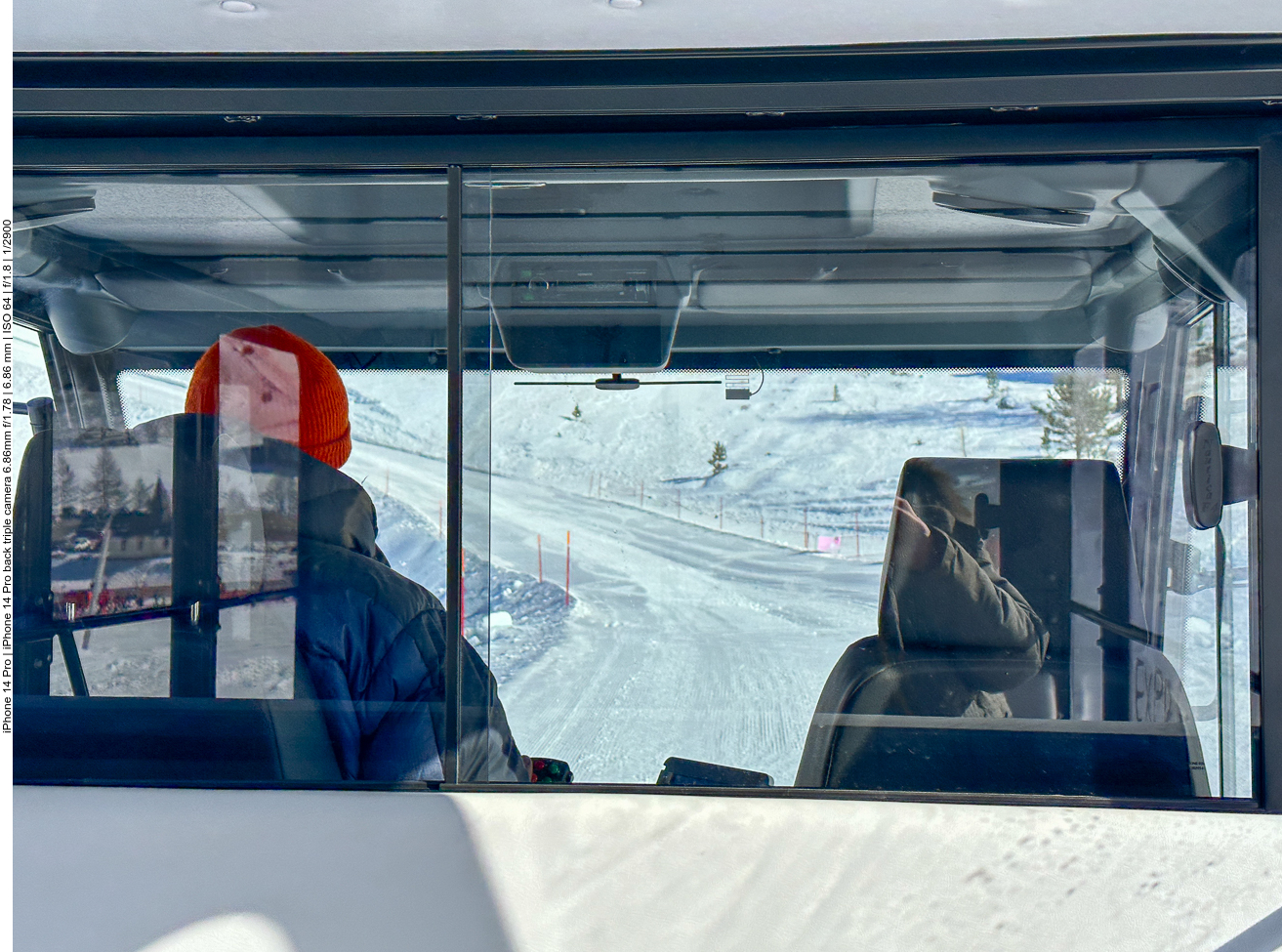 Auf einer Piste fahren wir zur Hütte hinauf 