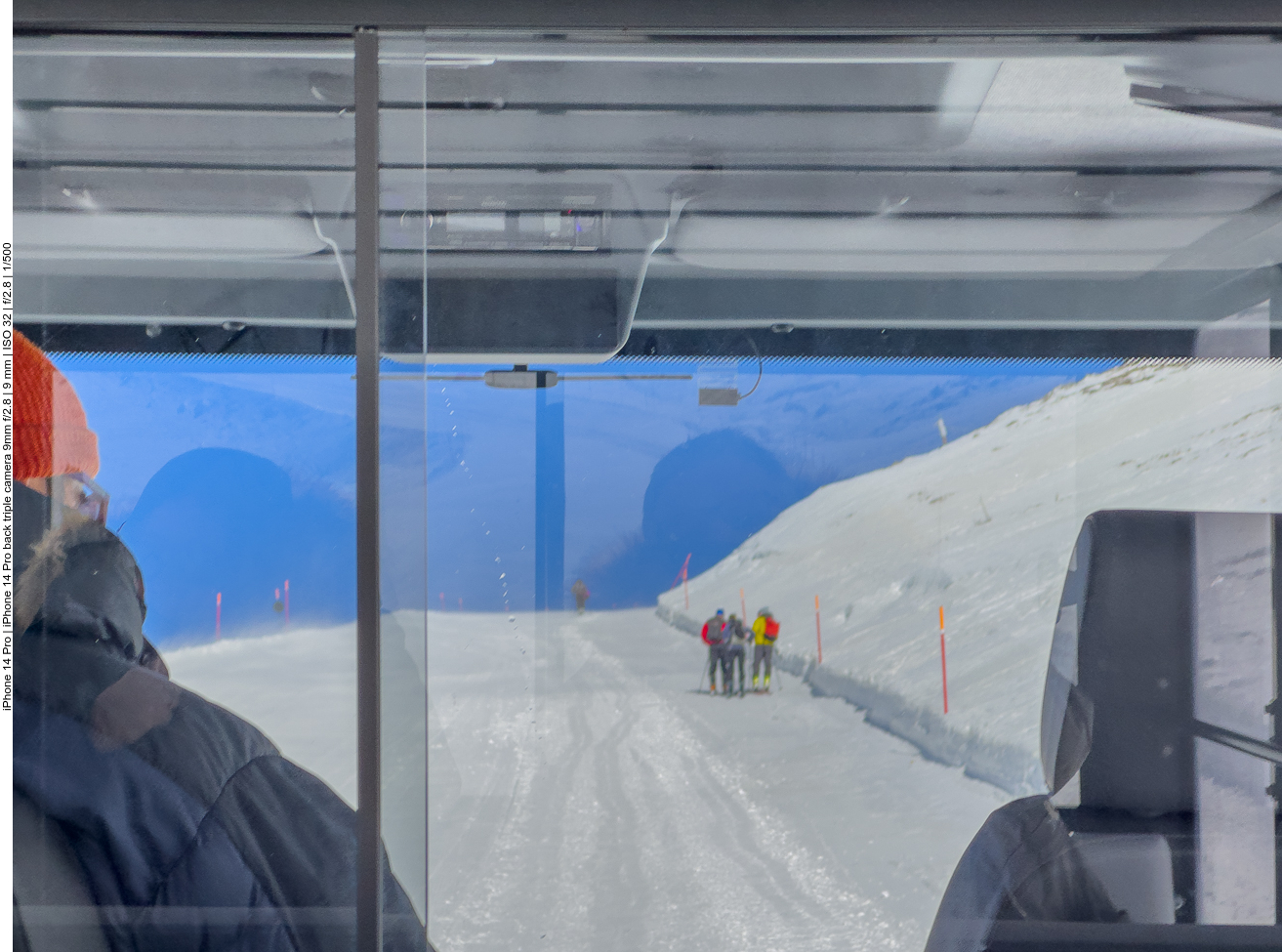 Vor uns einige Skiwanderer 