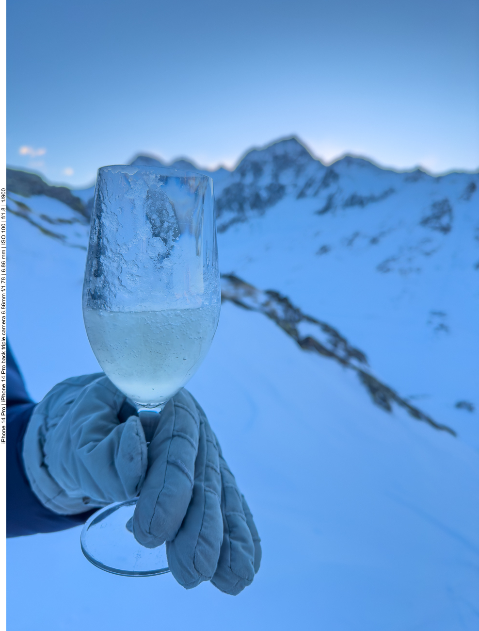 ... und wir stoßen noch vor dem Frühstück erstmal mit unsererm gefrorenen Prosecco an ;-) 