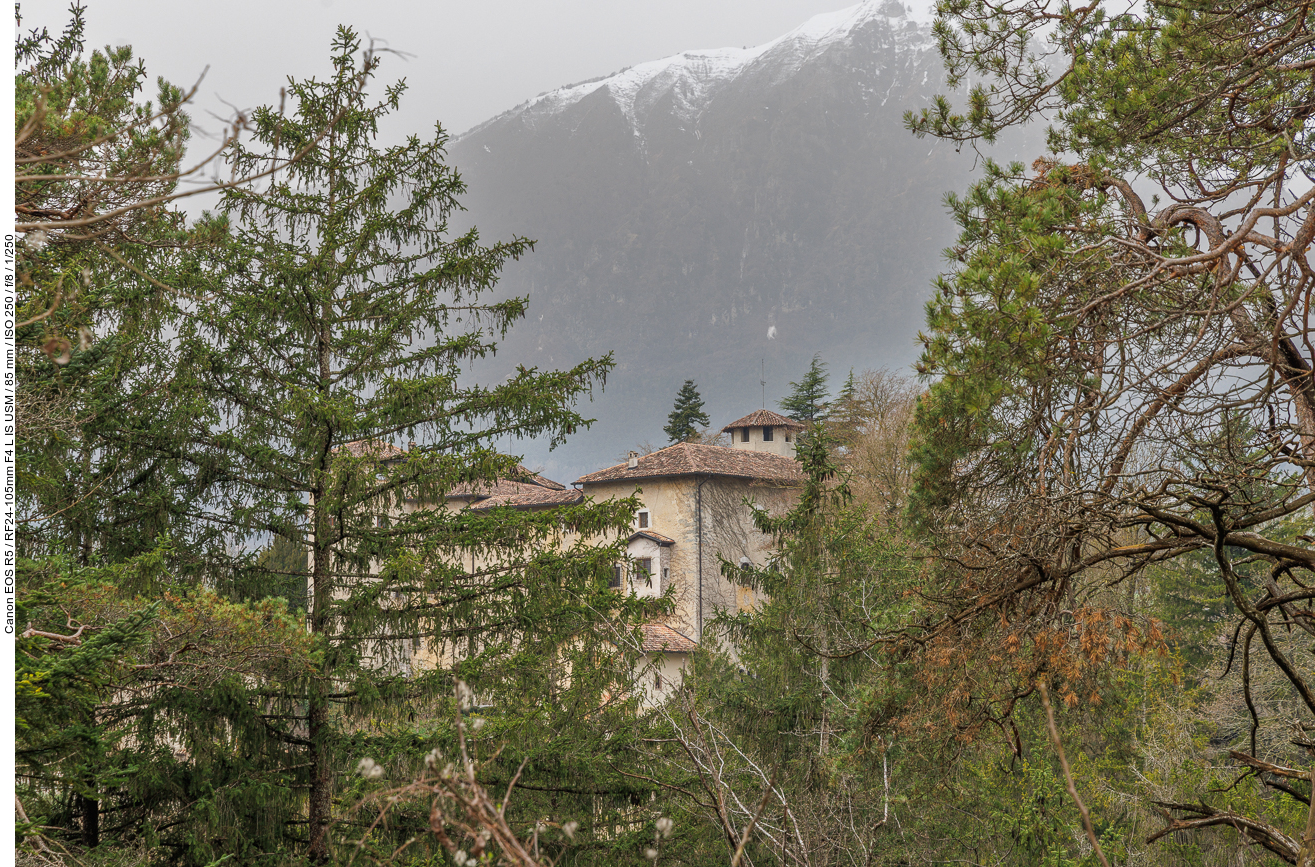 Das Castel Campo liegt etwas versteckt im Wald

