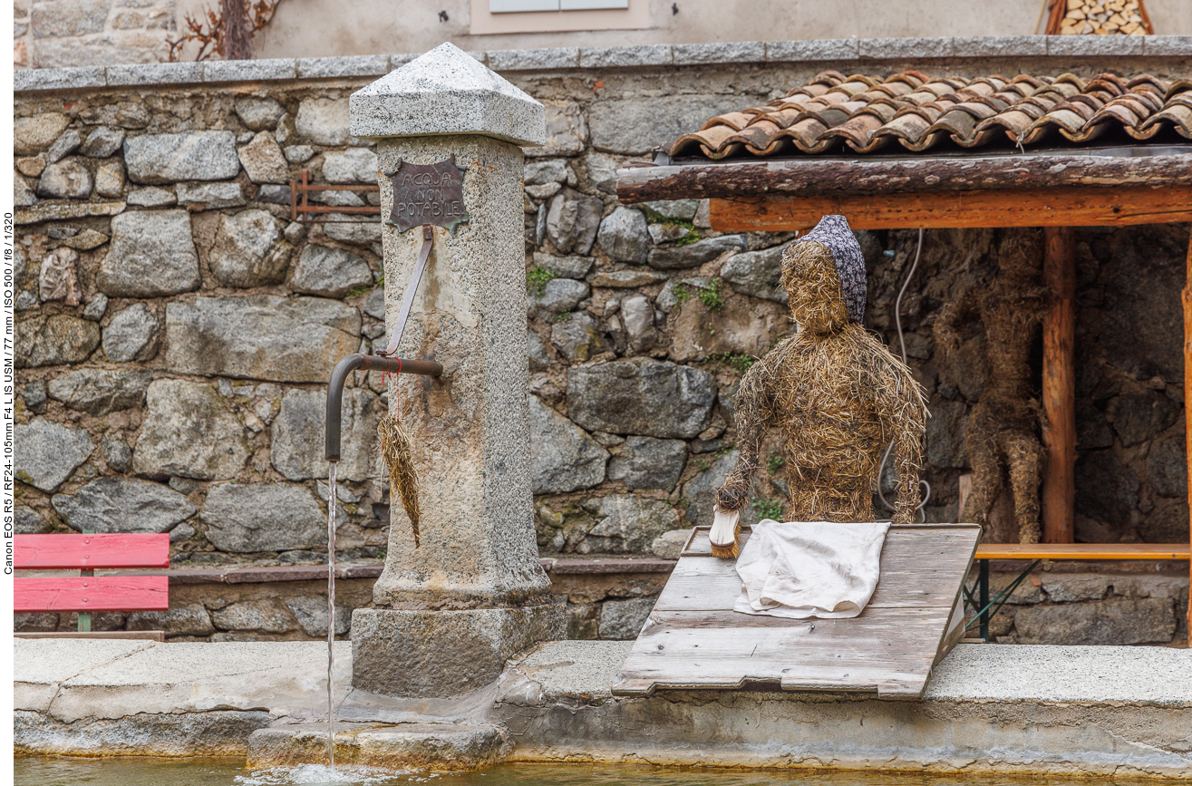 Strohskulptur am Brunnen