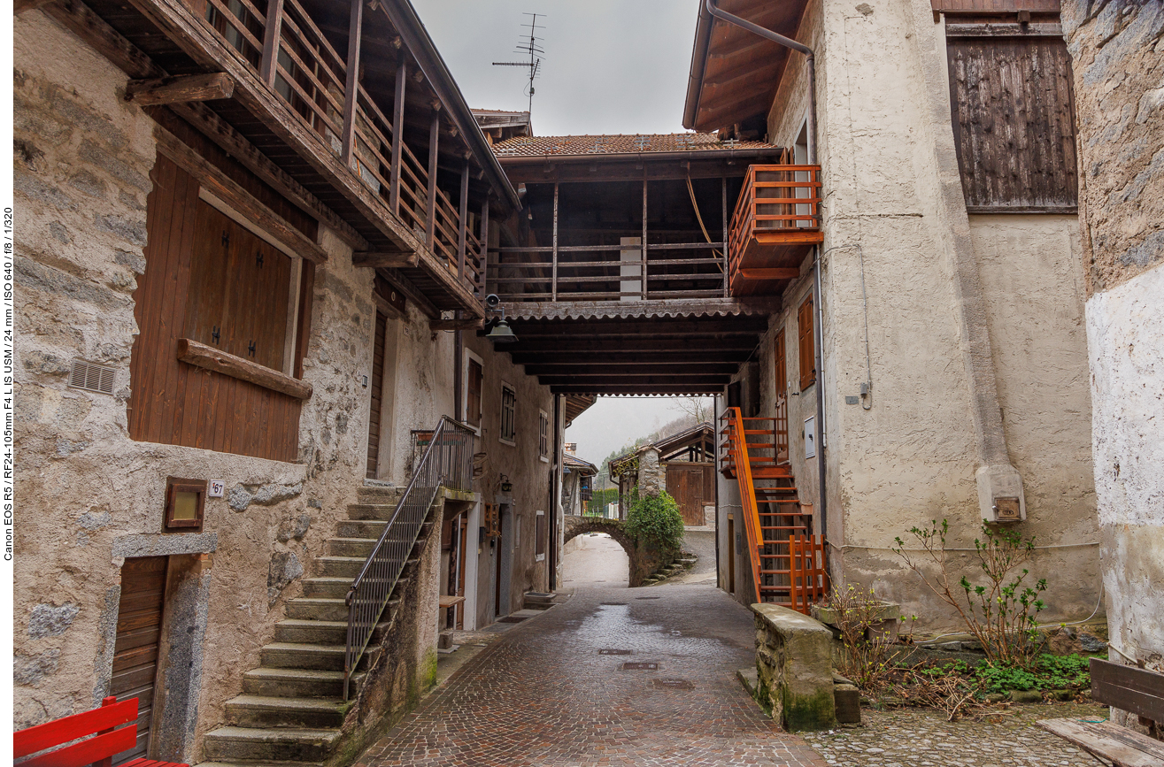 Übergänge und Bögen stützen die alten Mauern