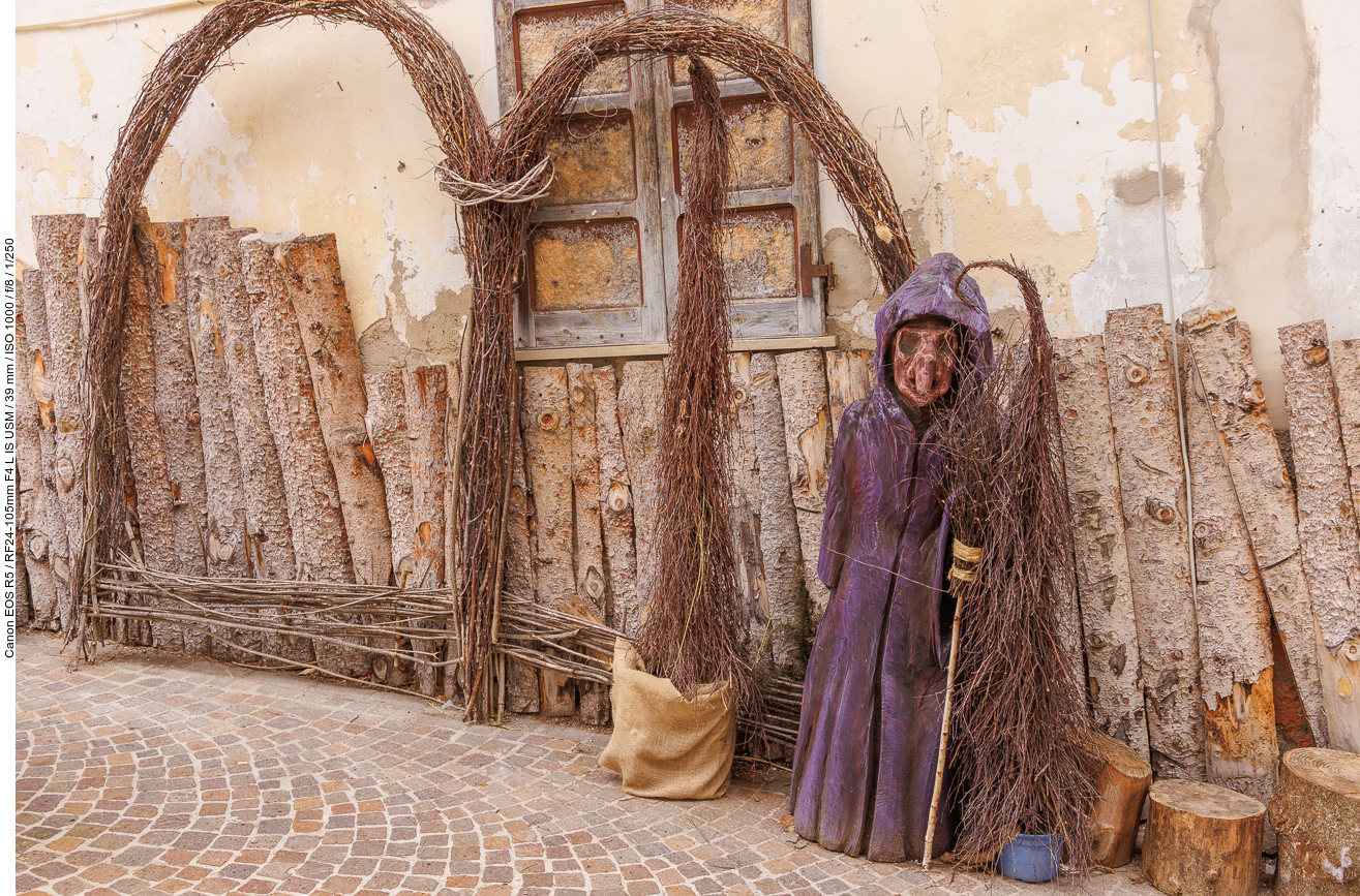 Hexe mit Reisigbesen