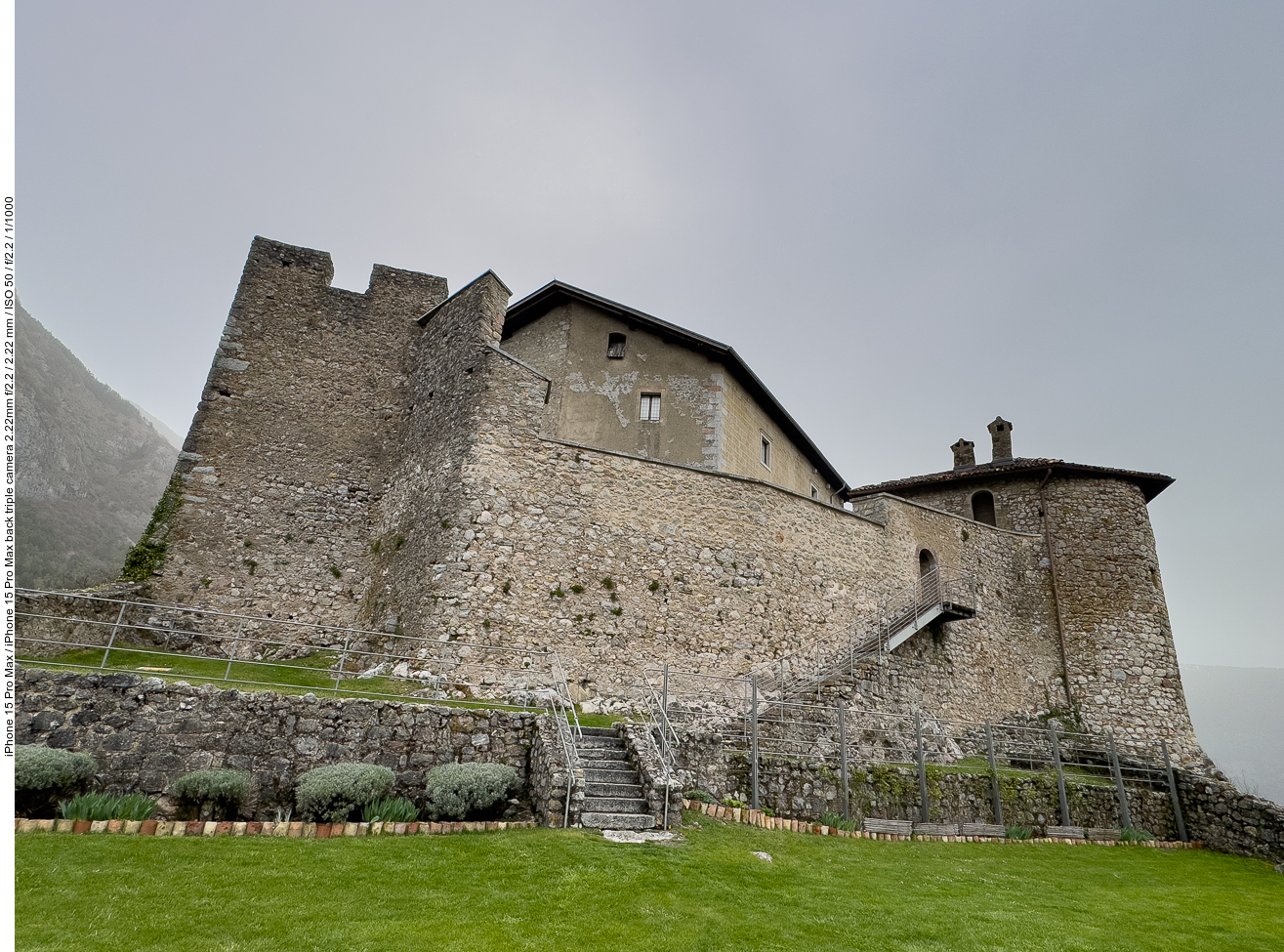 Das Castel Stenico vom Garten aus gesehen