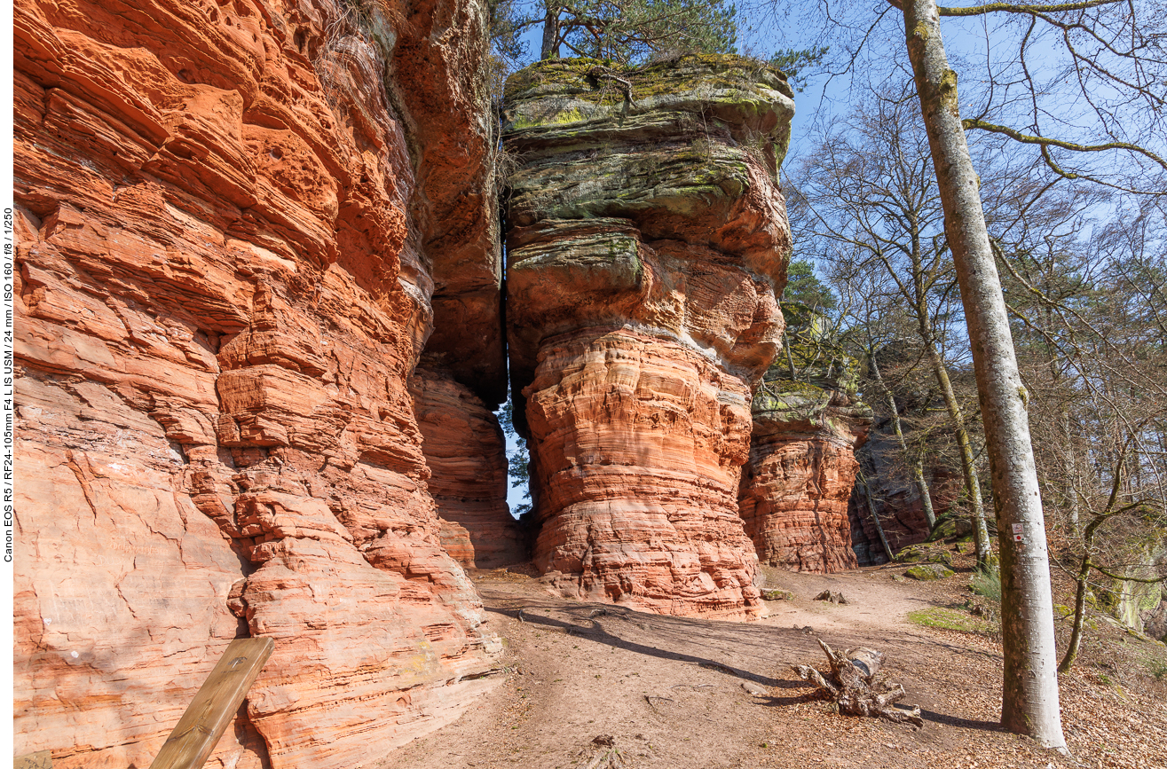 Schmaler Durchgang im Fels