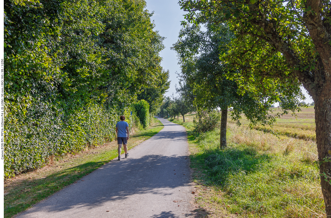 Der Weg führt zunächst am Campingplatz vorbei ...