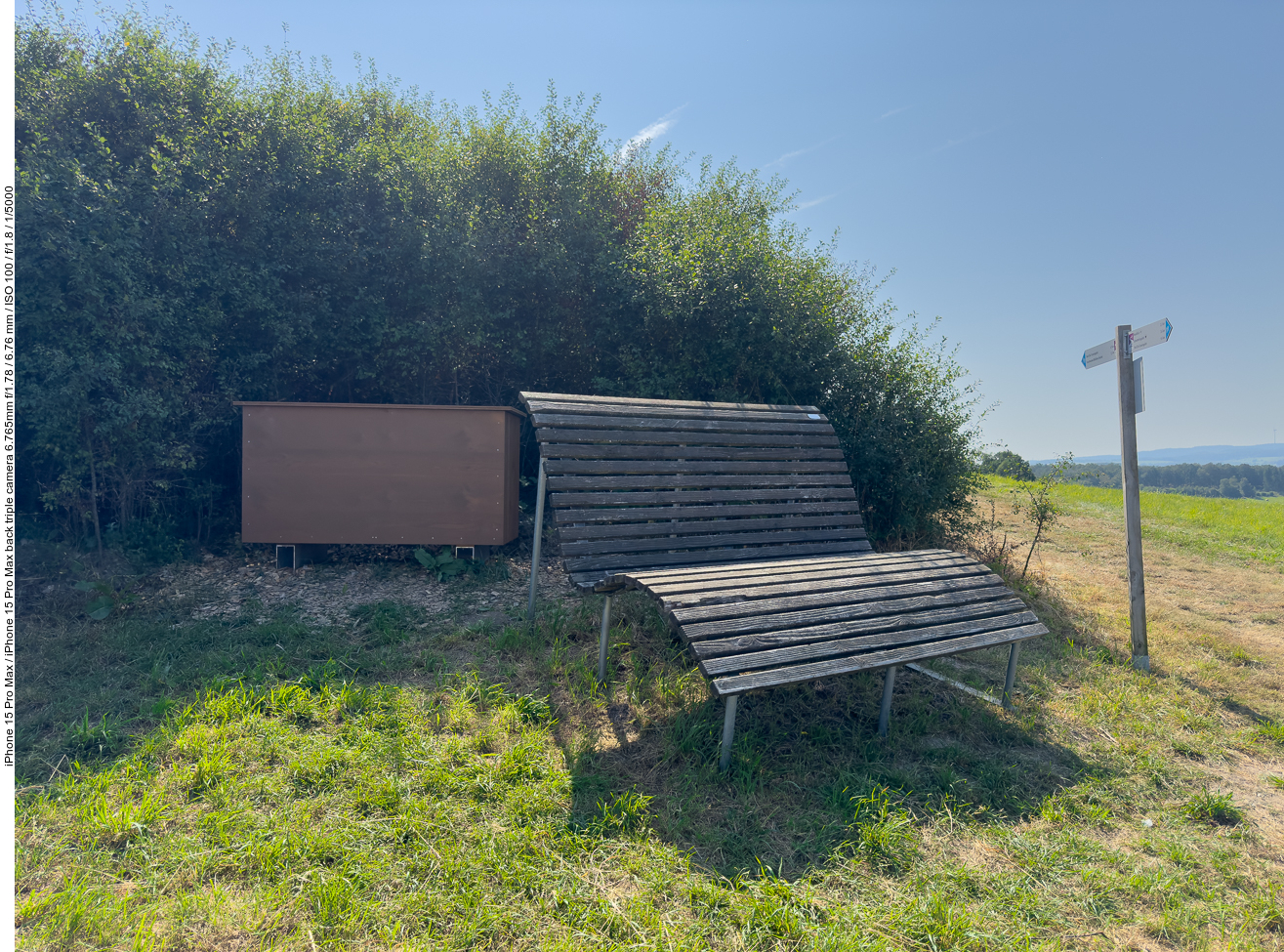 Sinnenbank mit Kiste?