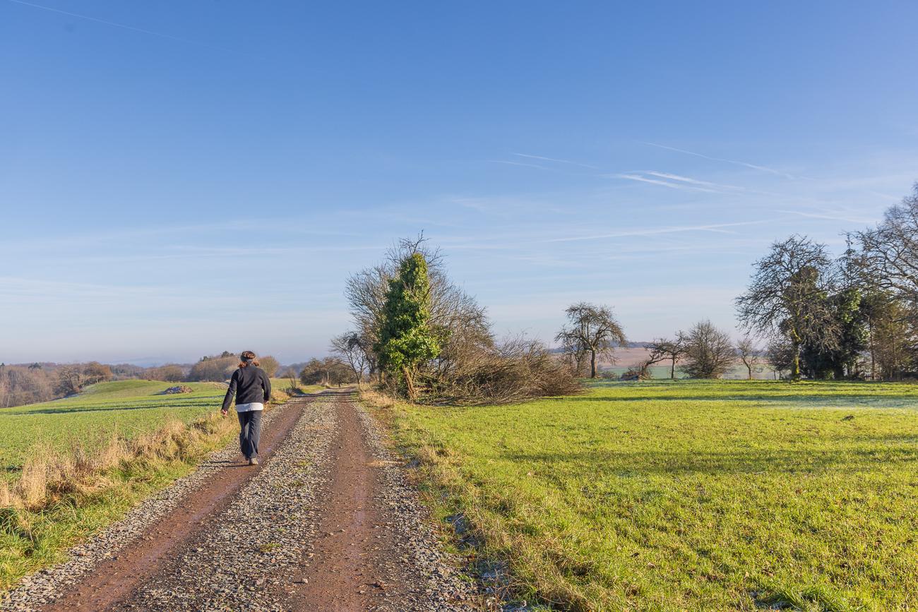 Sonniger Schotterweg