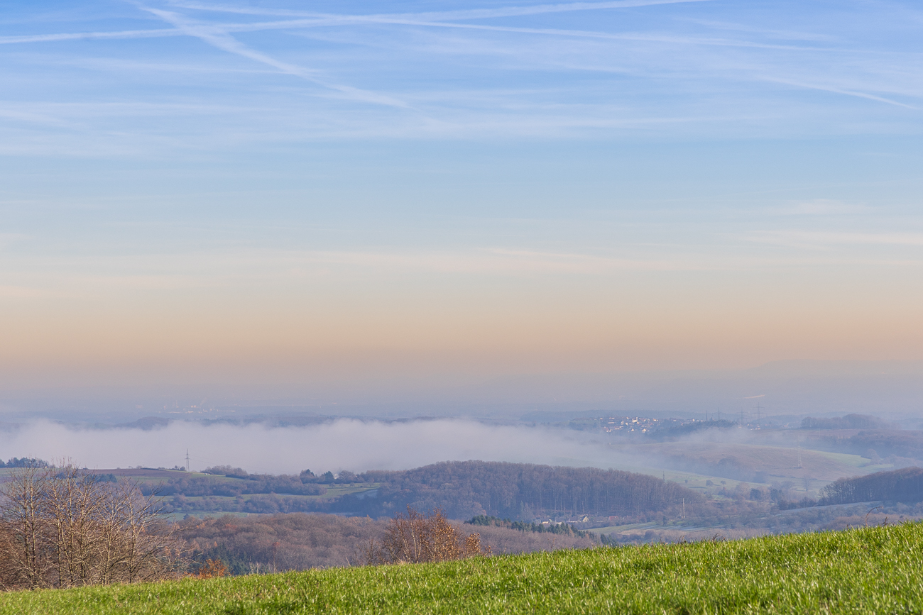 Nebel zieht durch ein Tal