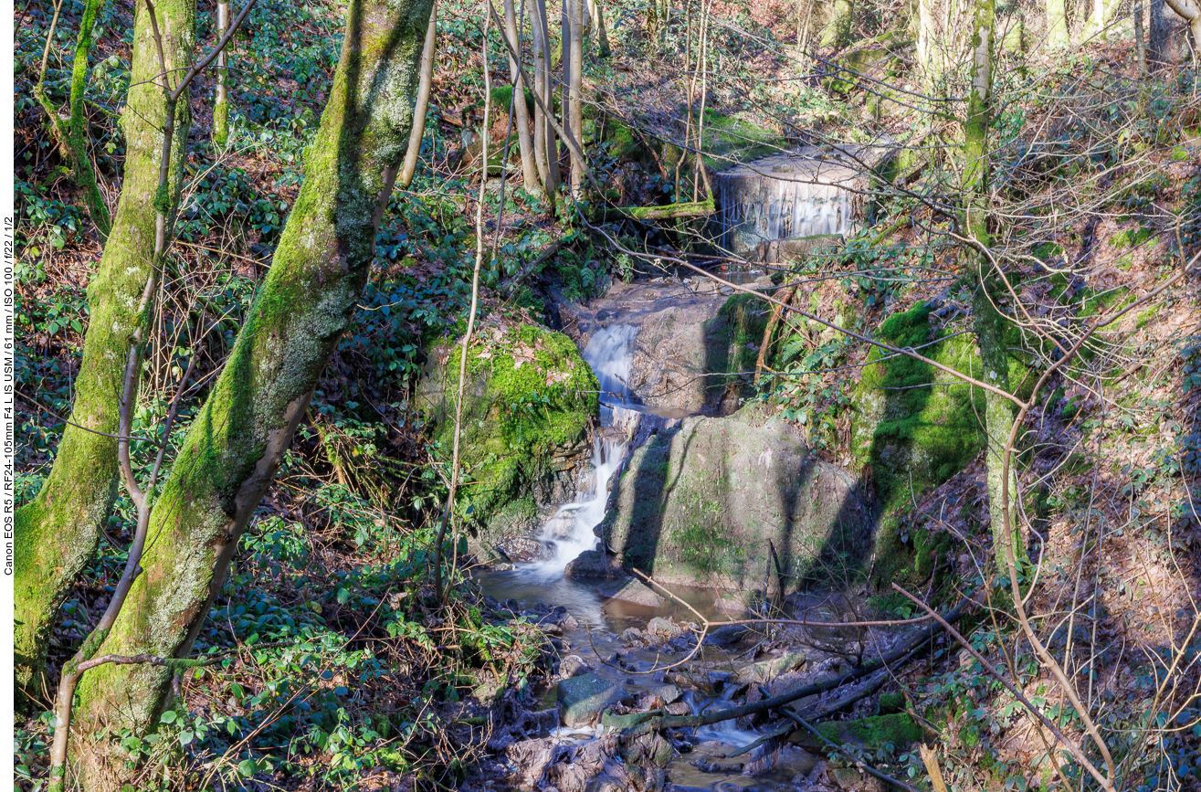 Kleiner künstlicher Wasserfall