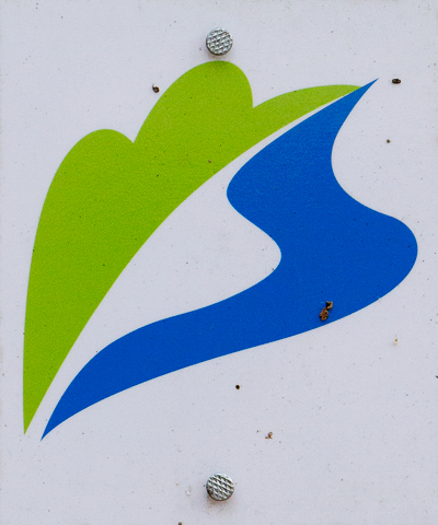 Kennzeichnung des Wanderwegs "Wilder Netzbachpfad"